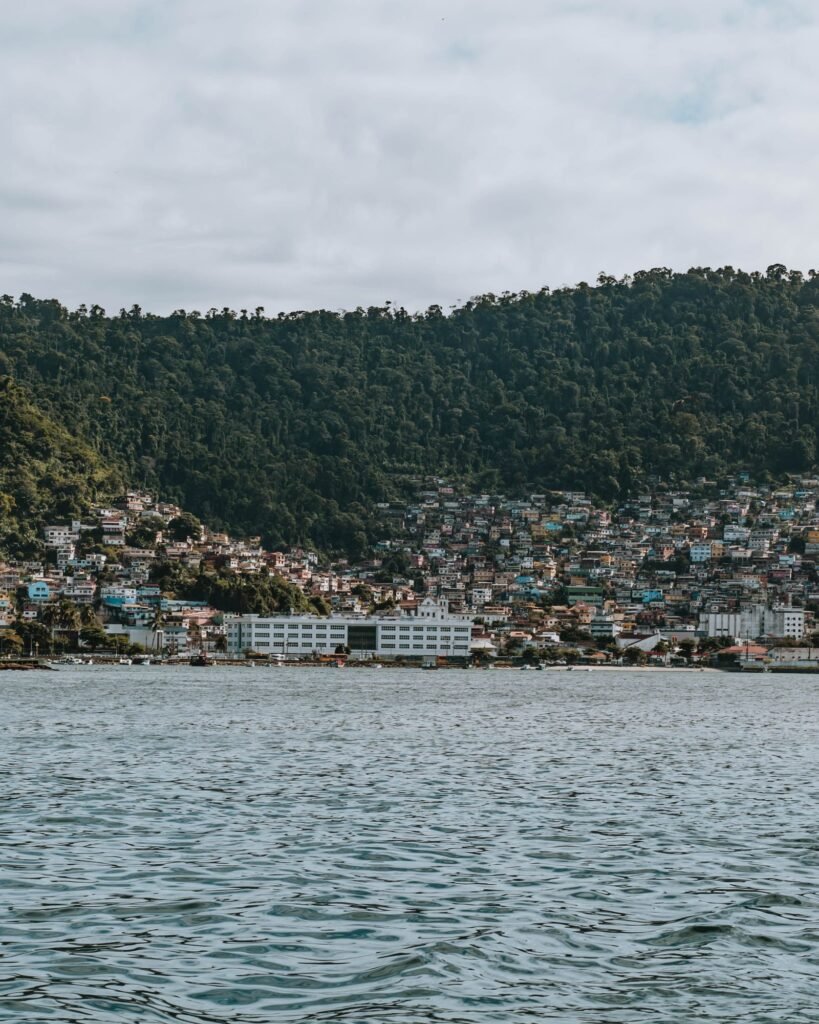 Casas costeiras e montanha verde em Angra dos Reis
