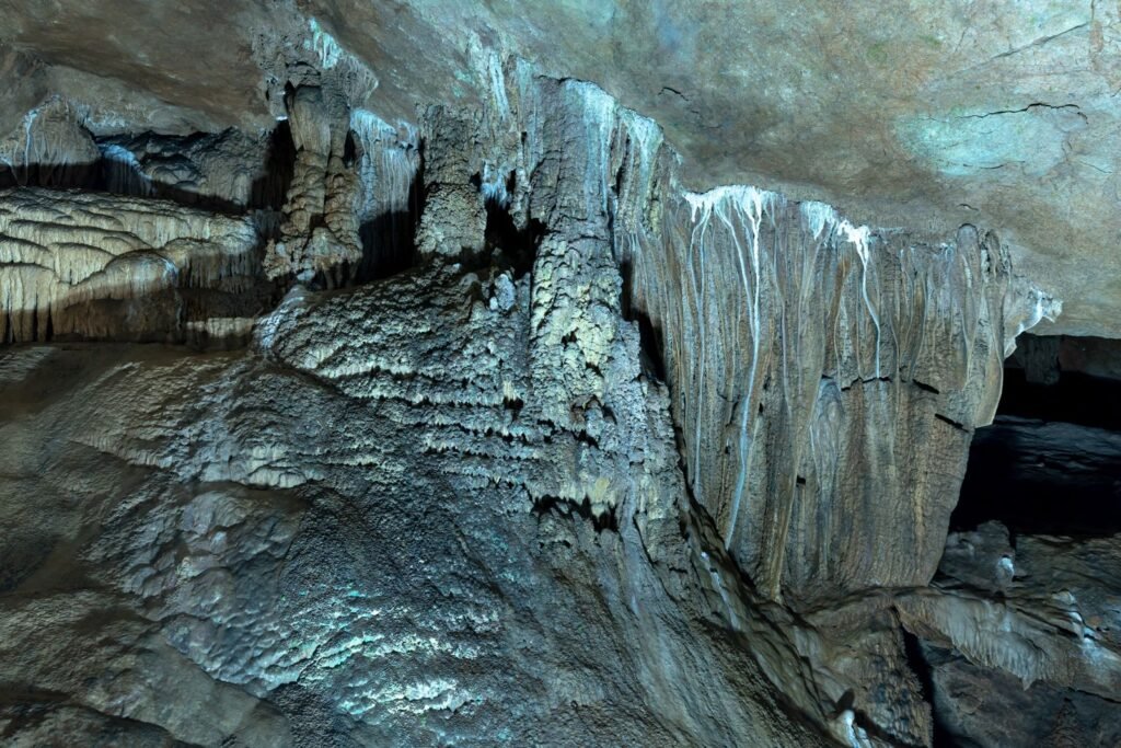 Interior de caverna com estalactites e estalagmites