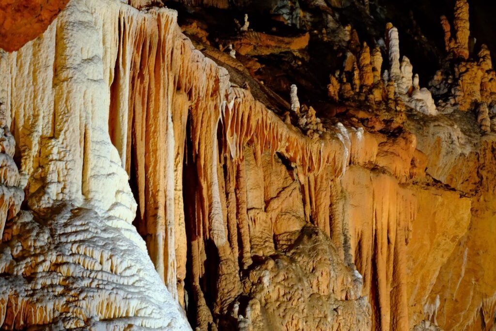 Formacoes de caverna em close com estalactites