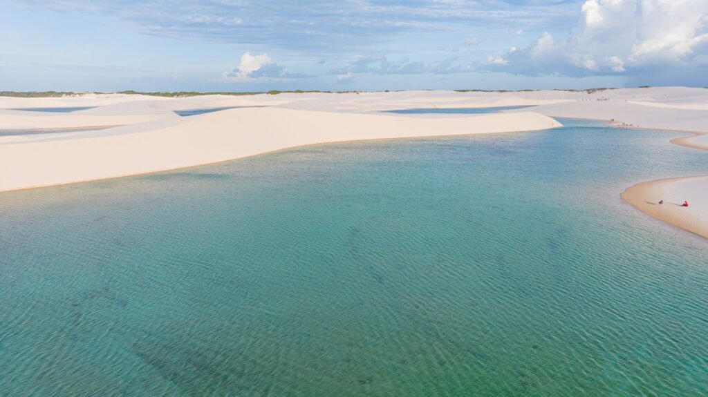 Vista aérea das lagoas azuis entre dunas brancas dos Lençóis Maranhenses